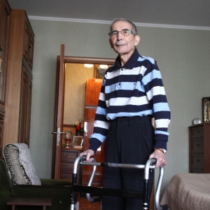 «Хочу пожать им руки». 80-летнего профессора МГУ, упавшего на улице, спасли соседи