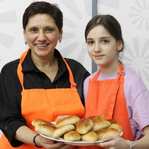 Воспитанники центра для детей-сирот и их «серебряные» наставники из Солнцева провели праздник в честь Всемирного дня пирога