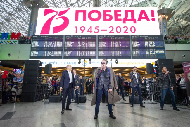 В аэропорту Внуково артисты хора Турецкого дали бесплатный концерт