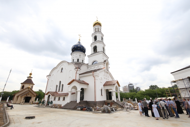 Владимир Ресин осмотрел три строящихся храма в ЗАО