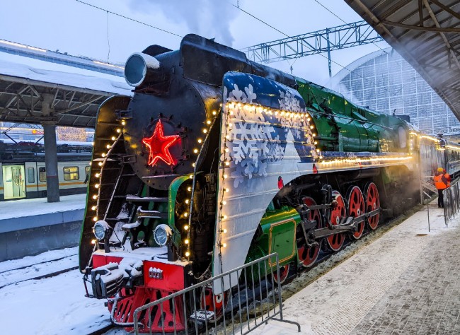 Сказочное событие. Поезд Деда Мороза встретили на Киевском вокзале