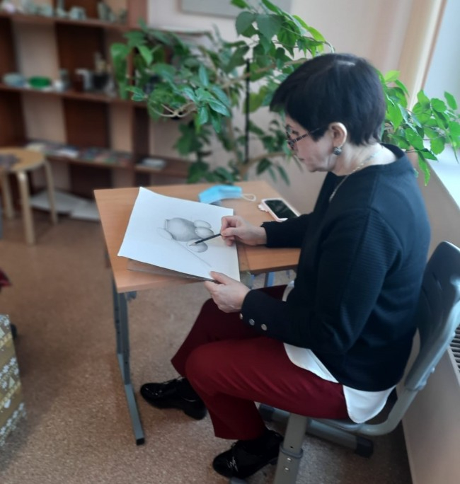 Участники проекта «Московское долголетие» из Ново-Переделкина вернулись к очным занятиям по рисованию