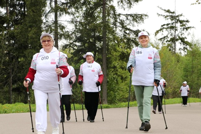 Более 3 тыс. москвичей старшего поколения приняли участие в массовом заходе по скандинавской ходьбе