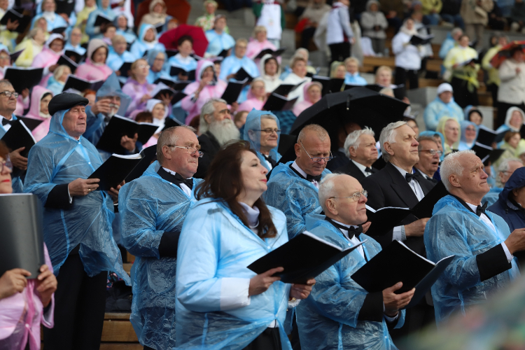 Поздравили столицу. Сводный хор проекта «Московское долголетие» выступил в парке «Зарядье»