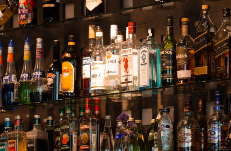 Свыше 350 единиц алкогольной продукции изъято из незаконного оборота в ночном клубе в ВАО