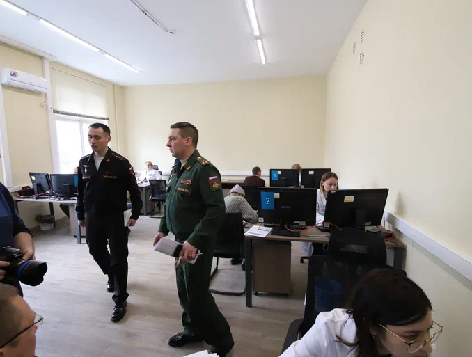 Аскольд Запашный посетил столичный пункт отбора на военную службу по контракту