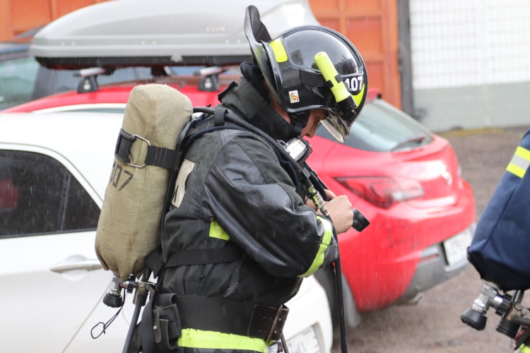 Пожарные 107-й пожарно-спасательной части ЗАО провели внеплановую тренировку