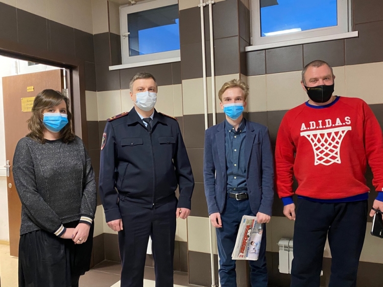 В рамках акции «Полицейский Дед Мороз» полицейские из Очаково приняли участие в видео-диалоге со школьниками