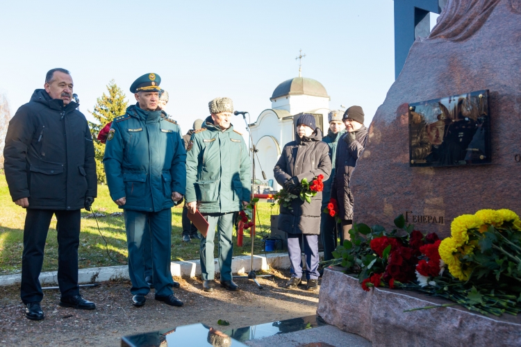 В Москве почтили память почетного пожарного столицы Виктора Климкина