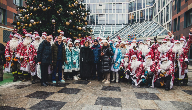 Московские спасатели на один день превратились в Дедов Морозов
