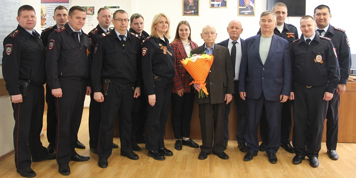 Член ОС при УВД по ЗАО приняла участие в поздравлении ветерана Николая Петровича Кузякина с 90-летием