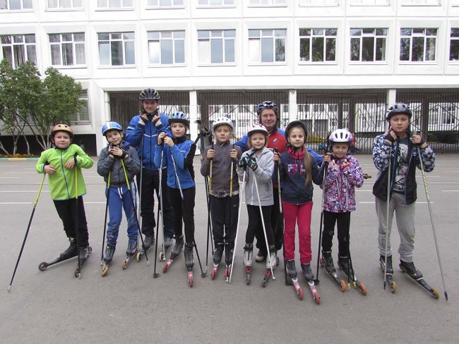 В Можайском районе дети пробежали спринт-эстафету на роликовых лыжах