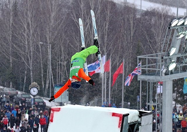 В Крылатском соревновались лыжники-акробаты