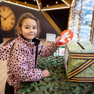 От сердца к сердцу: в парках ЗАО дети пишут новогодние письма бойцам СВО