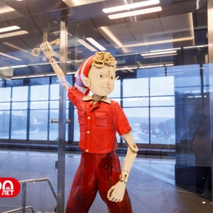 На станции метро «Воробьевы горы» открылась выставка костюмов из новой киносказки «Буратино»