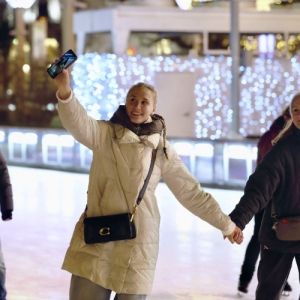 Скольжение сквозь эпохи: чем в этом сезоне удивит каток на ВДНХ