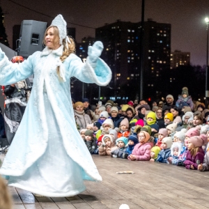 Зимняя сказка в Можайском: гости праздника стали главными героями шоу у воды