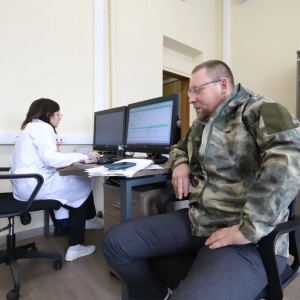 Актер Иван Стебунов посетил столичный пункт отбора на военную службу по контракту
