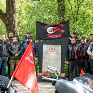 Не будут забыты: мемориальная акция прошла в Раменках у памятника рабочим, ушедшим на фронт