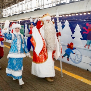 Дым, гудки и теплые варежки: Поезд Деда Мороза сделал остановку на Киевском вокзале