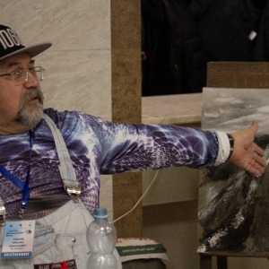 Аркаим на холсте: художник из ЗАО рисует «живые» картины землей из «мест силы»