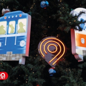 Елку в стилистике Московского транспорта установили в районе Дорогомилово