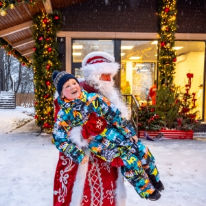 Зима в Простоквашино: Усадьба Деда Мороза в Олимпийской деревне возвращает взрослых в детство