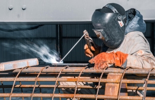 Между районом Крылатское и Мневниковской поймой начали возводить опоры арок моста