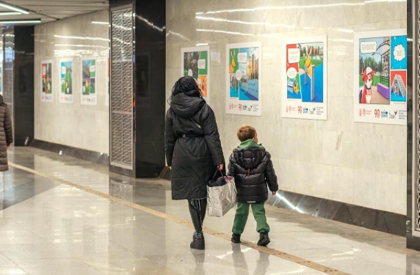 В переходе между станциями «Новаторская» открылась фотовыставка «Питомцы в Москве: все на прогулку!»