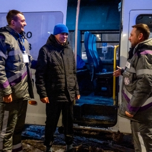 Тепло надежды. Как работает мобильный пункт обогрева для бездомных людей на Киевском вокзале