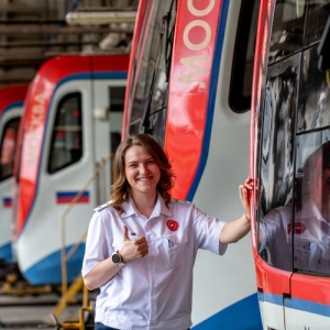 Наравне с мужчинами: одна из лучших машинистов метропоездов работает в депо «Фили»