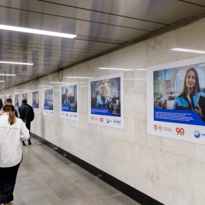 Выставка «Молодость. Метро. Движение!» открылась в переходе между станциями в ЗАО