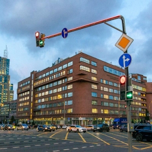 Подсветка на опорах светофоров в этом году появилась по девяти адресам в ЗАО