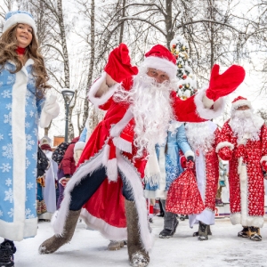 Спорт, сказка и улыбки: в детском парке «Фили» прошел праздничный забег Дедов Морозов