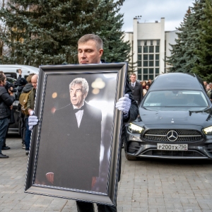 На Троекуровском кладбище простились с телеведущим Юрием Николаевым