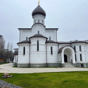 Отражение в золотых куполах: в Очаково-Матвеевском готовится к открытию храм