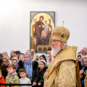Золотая кровля и уникальный иконостас: Патриарх Кирилл освятил храм в Крылатском