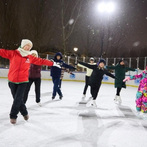 Более 100 спортивных площадок ждут москвичей этой зимой