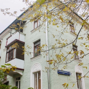 В Кунцеве отреставрировали трехэтажный дом на Молодогвардейской улице