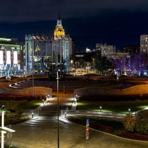 Ландшафтное освещение появилось на площади Евразии у Киевского вокзала