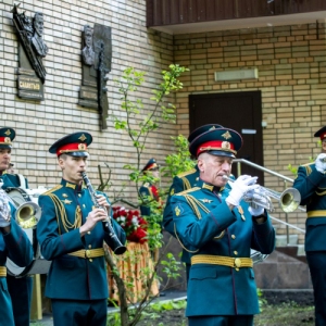 Историю сохраним в бронзе: две мемориальные доски открыли в Раменках