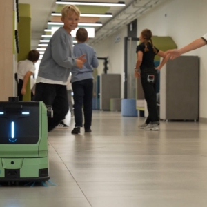 Шаг к киберпанку. В московских школах за уборку отвечают роботы