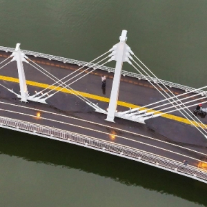 Фотовыставка о лучших стройках Москвы открылась в эскалаторной галерее станции метро «Воробьевы горы»