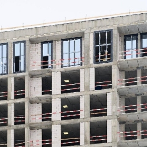 Остекление началось в корпусе жилого комплекса в Можайском районе