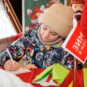 Жители ЗАО создают открытки с добрыми пожеланиями для бойцов СВО