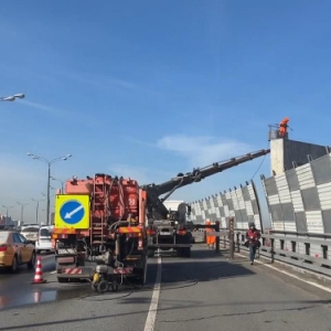 Во время весенней уборки специалисты промыли Живописный мост