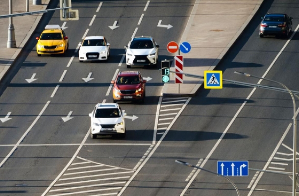 Новый пешеходный переход с островком безопасности появится на улице Раменки