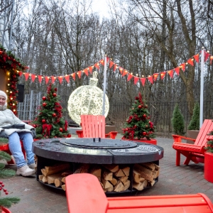 Тепло живого огня: в парке «Фили» заработала костровая зона с диджеями и керлингом