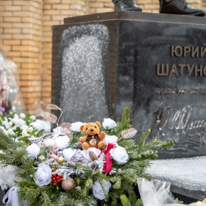 Новогодний вайб на Троекуровском. Как украсили к празднику могилы знаменитостей