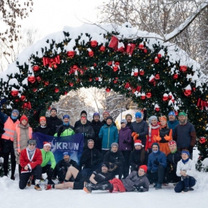 Им не страшен ни снег, ни дождь: зимние забеги проходят в парке Олимпийской деревни